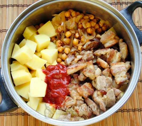 Добавить картофель, мясо и томатную пасту