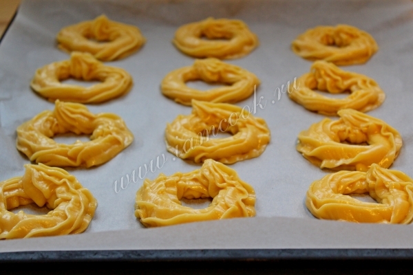 Кольца из теста на противне