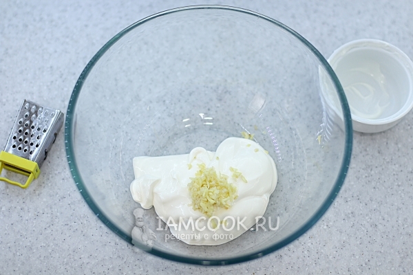 Положить чеснок в сметану