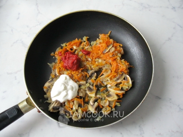 Добавить сметану и томатную пасту