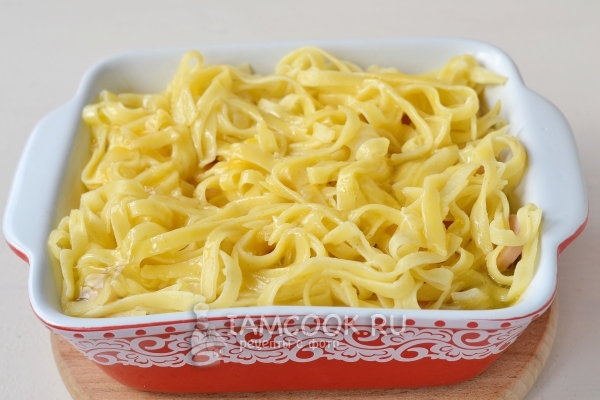 Выложить макароны и полить яйцом