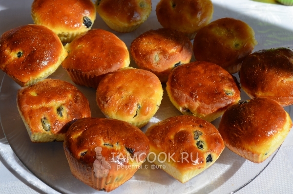 Готовые кексы с изюмом на Пасху