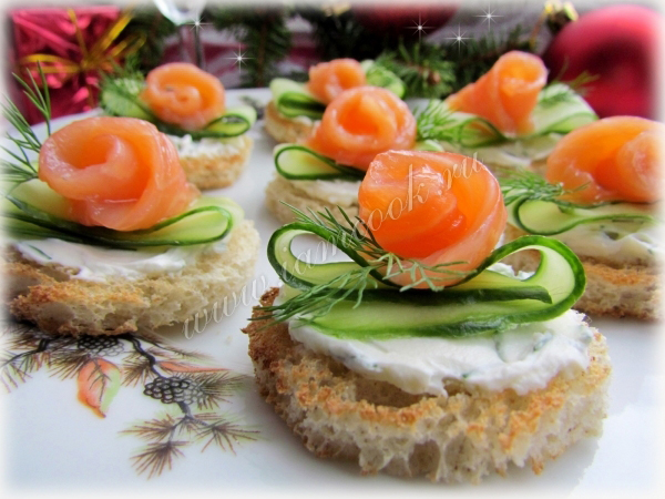 Бутерброды с красной рыбой и огурцом на праздничный стол