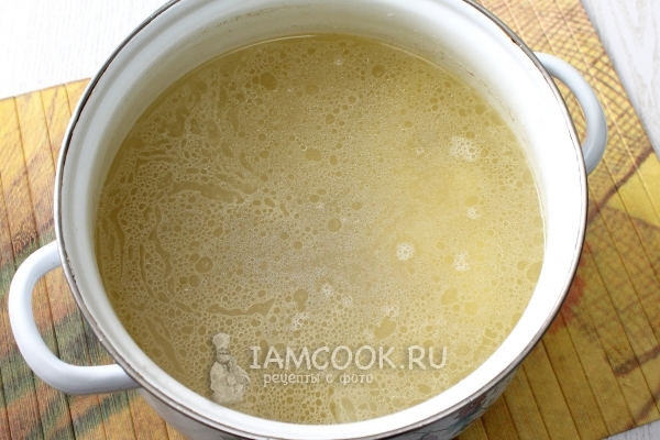 Положить в бульон картофель и рис