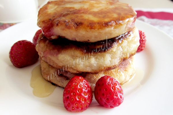 Готовим сырники с клубникой