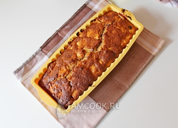 Готовый банановый кекс с яблоком