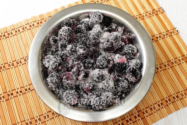 Засыпать ежевику сахаром