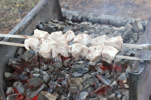 Обжарка шашлыка на углях