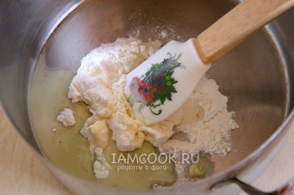 Обжарить муку на сливочном масле