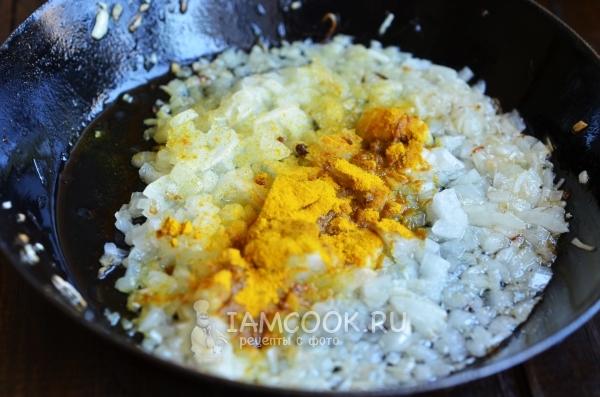 Обжарить лук со специями