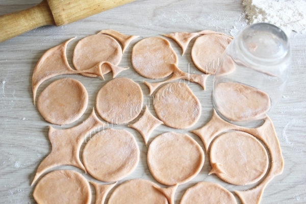 Вырезаем тесто стаканом