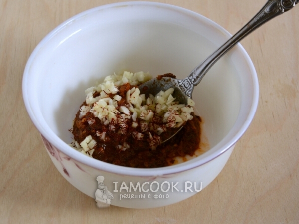 Смешать чеснок с аджикой и шафраном