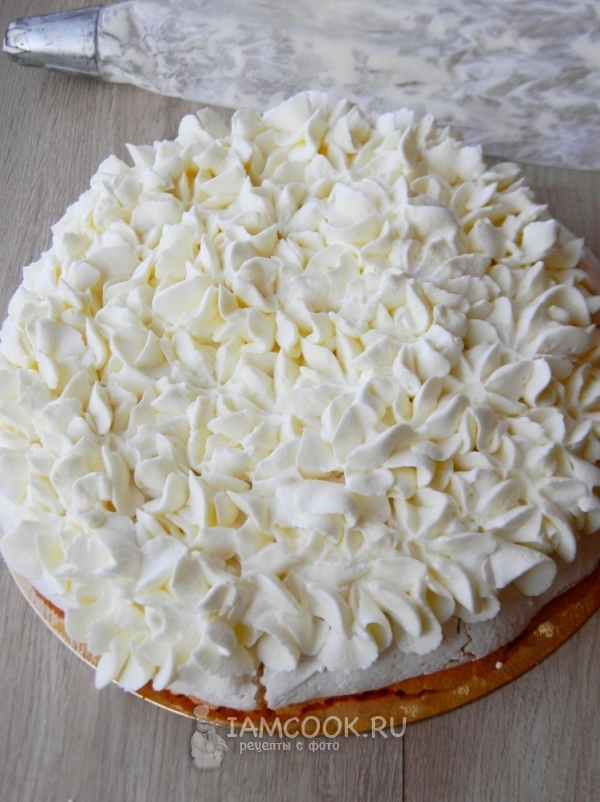 Выложить на безе крем