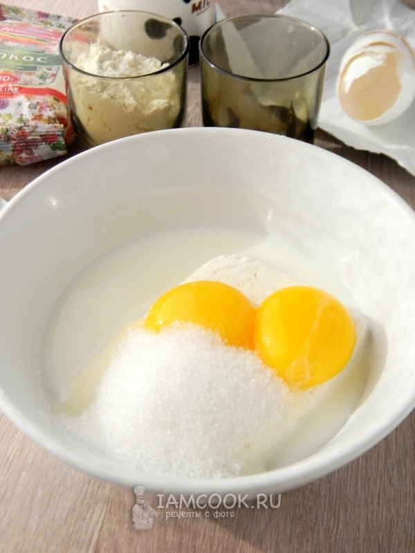 Соединить творог, желтки и молоко