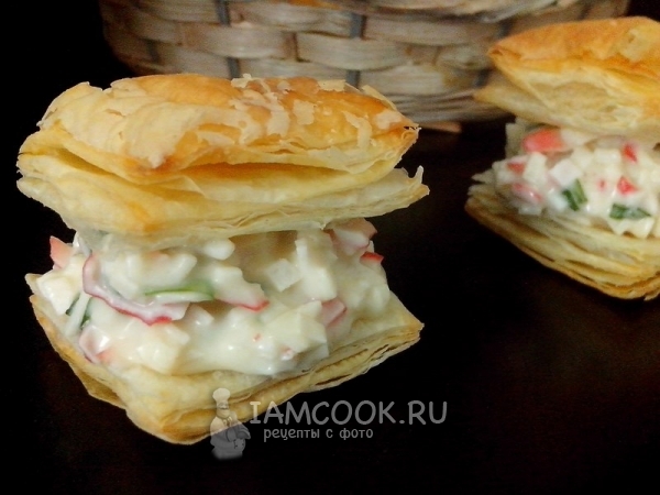 Готовые закусочные слойки с крабовым мясом, сливочным сыром и зеленью