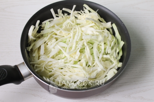 Обжарить капусту на сковороде