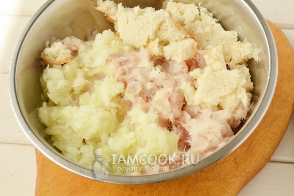 Смешать хлеб, рыбу и лук