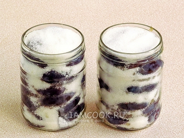 Пересыпаем сливы сахаром