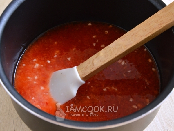 Добавить чеснок и крахмал