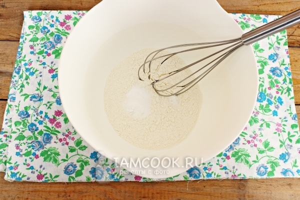 Смешать муку, соль и соду