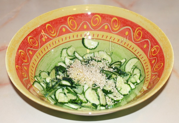 Подготовка огуречного салата по-корейски