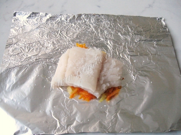 Треска с овощами на листе фольги