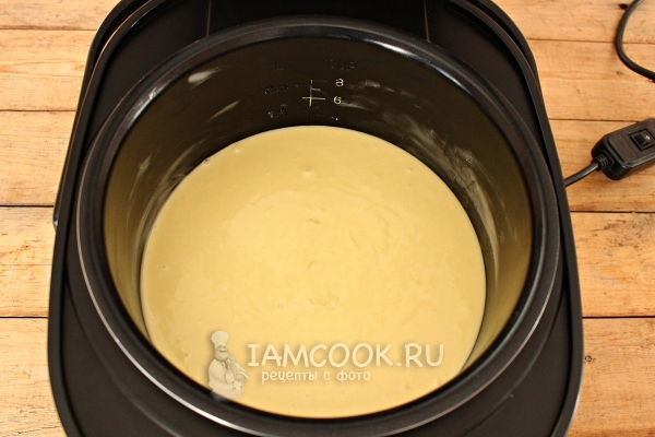 Перелить тесто в мультиварку