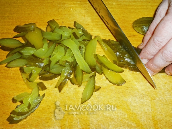 Порезать огурцы