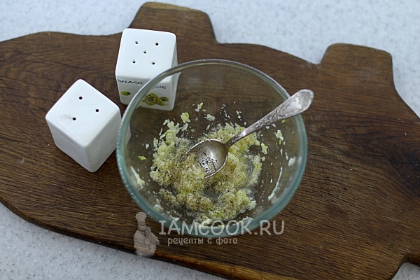 Смешать чеснок с перцем и солью