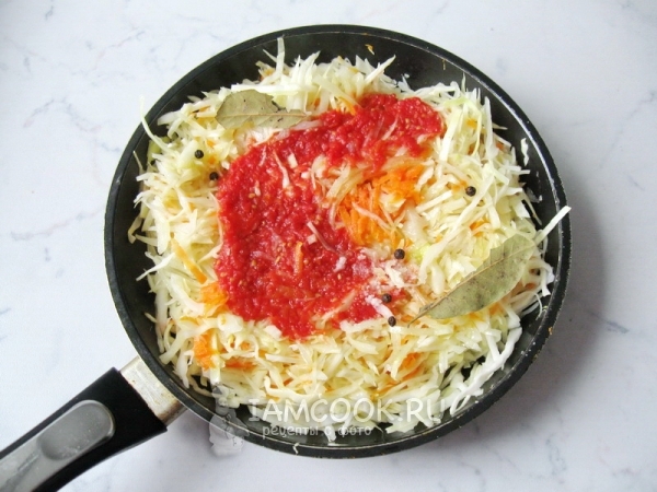 Положить помидоры и приправы