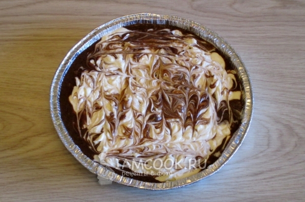 Слегка перемешать крем с тестом