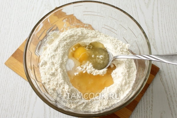 Смешать муку, масло и яйцо