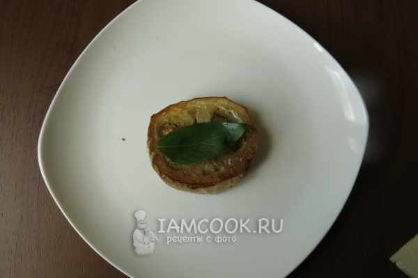 Положить на баклажан листик базилика