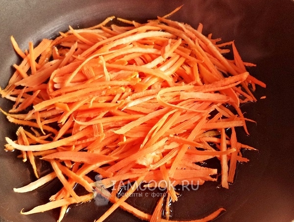 Обжарить морковь