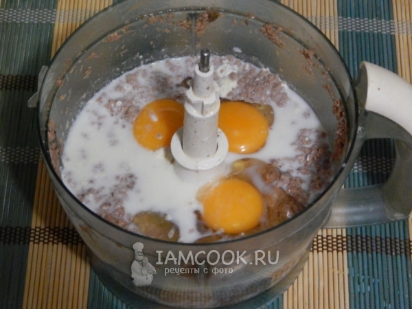 Влить молоко и сливки