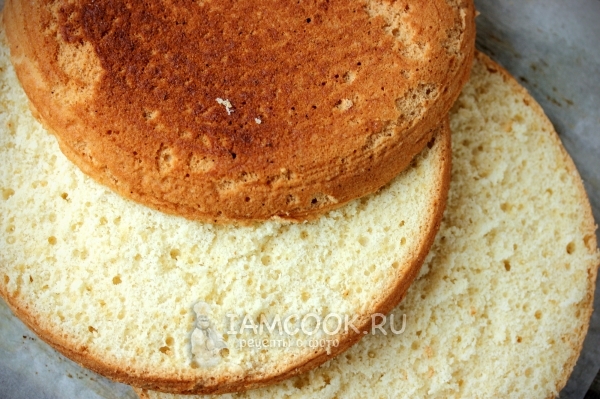 Разрезать бисквит на три коржа