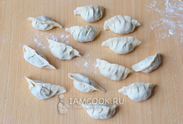 Защипнуть края теста