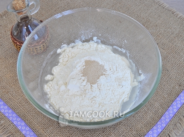 Смешать воду, муку, сахар и дрожжи