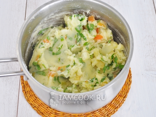 Размешать овощи с картофелем