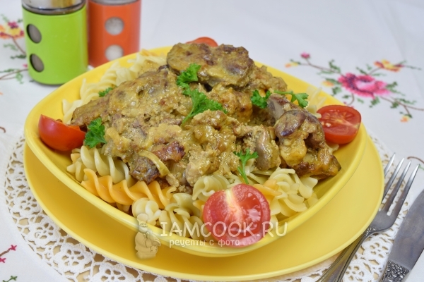 Фото куриной печени, жареной с луком в сметане