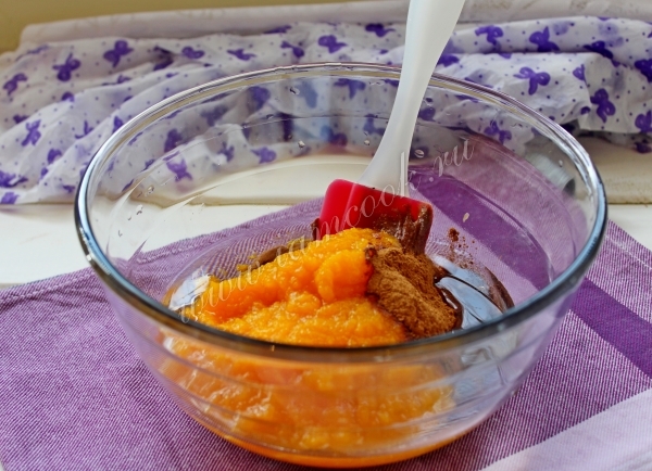 Влить растительное масло и добавить тыквенное пюре