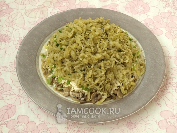 Положить слой соленых огурцов