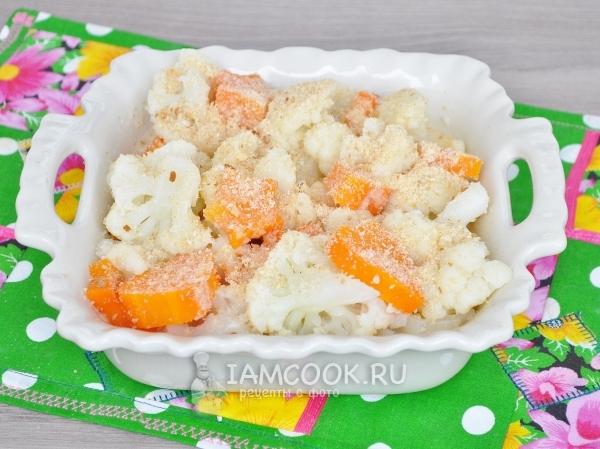 Залить овощи с сухарями молоком с яйцом