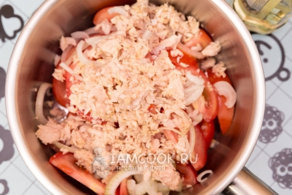 Смешать лук, тунца и помидоры