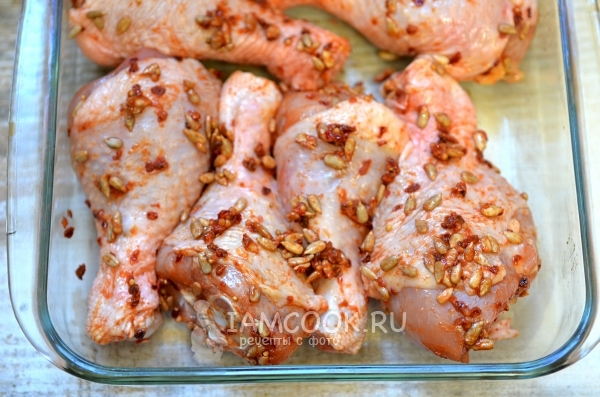 Выложить ножки в форму для запекания