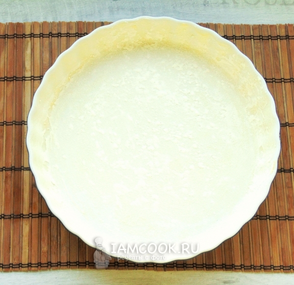 Присыпать форму мукой