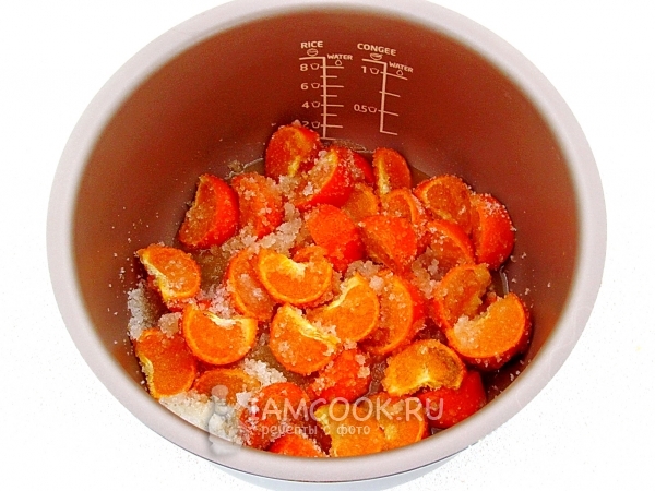 Размешать мандарины с сахаром и имбирем