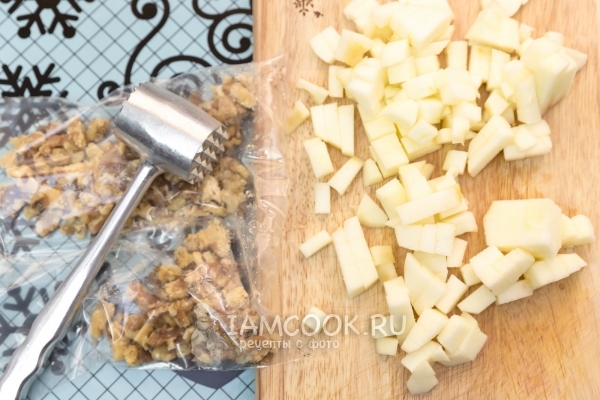 Измельчить яблоки и орехи