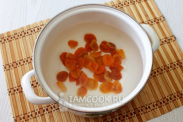 Влить в кастрюлю воду и добавить курагу с сахаром