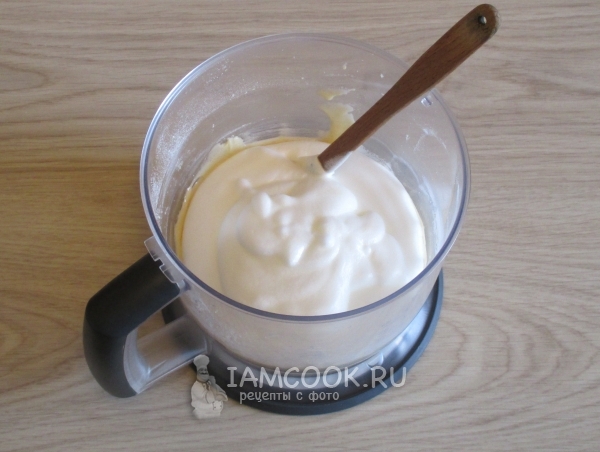 Ввести взбитые белки